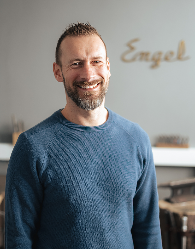 Goldschmiedemeister Jan Schneider - Juwelier Engel in Trier.jpg Goldschmied bei Juwelier Engel in Trier